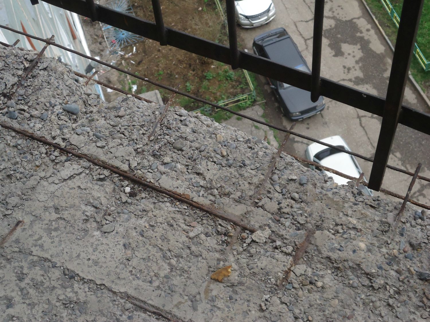 Трещина на балконе. Торец балконной плиты. Разрушенные плиты балконов. Трещина в балконной плите. Разрушение балконной плиты.